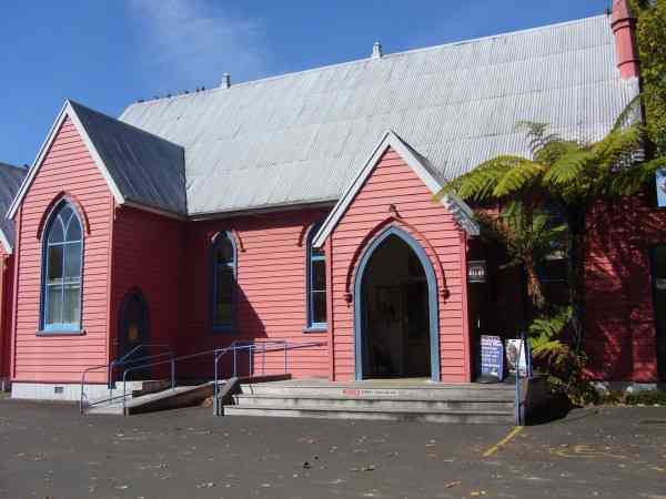 THIS COFFEE SHOP IN CAMBRIDGE / NZ USED TO BE A CHURCH